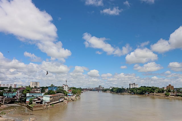 শরতের সৌন্দর্যে সেজেছে সুরমা নদী।