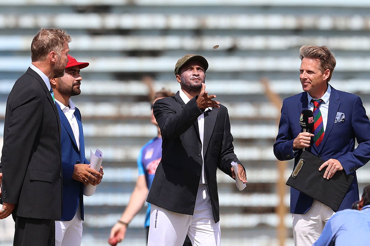 টস করছেন বাংলাদেশ অধিনায়ক সাকিব ও আফগানিস্তান অধিনায়ক রশিদ । ছবি: শামসুল হক