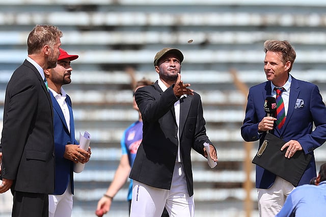 টস করছেন বাংলাদেশ অধিনায়ক সাকিব ও আফগানিস্তান অধিনায়ক রশিদ । ছবি: শামসুল হক