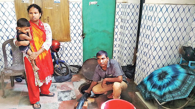 ওয়াসার পানির গাড়ির জন্য অপেক্ষায় থাকতে হয় দিনভর।  ছবি: প্রথম আলো