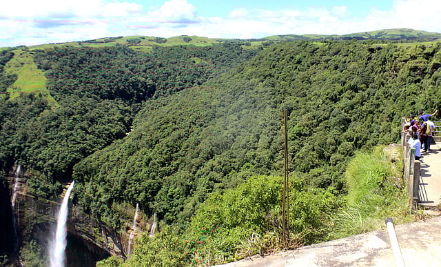 পাহাড়, ঝরনা আর পাহাড়ি লেক মিলে শিলং প্রাকৃতিক সৌন্দর্যে ভরপুর। ছবি: সাধন বিকাশ চাকমা