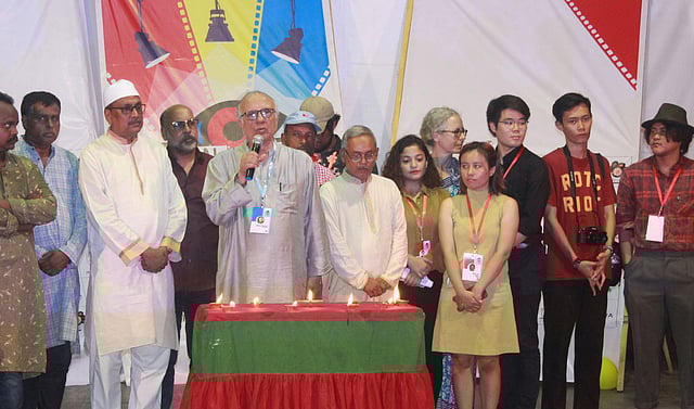 নাট্যব্যক্তিত্ব রামেন্দ্র মজুমদার মোমবাতি প্রজ্বলনের মাধ্যমে গ্লোবাল ইয়ুথ ফিল্ম ফেস্টিভ্যালের উদ্বোধন করেন