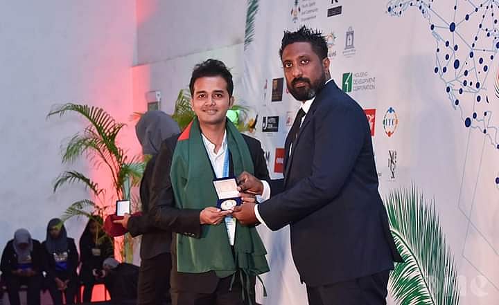 গ্লোবাল পিস অ্যাওয়ার্ড গ্রহণ করছেন মো. সুমন রহমান। ছবি: সংগৃহীত