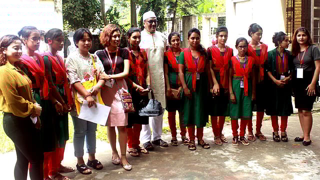 গ্লোবাল ইয়ুথ ফিল্ম ফেস্টিভ্যালে নির্মাতা ও শিক্ষার্থীরা এক সঙ্গে গ্রুপ ছবিতে