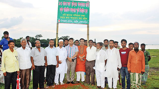ব্রাহ্মণবাড়িয়ার সরাইল উপজেলার বধ্যভূমিটি সংরক্ষণের জন্য প্রশাসনের পক্ষ থেকে সাইনবোর্ড স্থাপন করা হয়। গত সোমবার বিকেলে।  প্রথম আলো