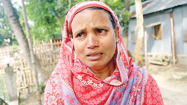 মেয়ের খোঁজে পাবনার শ্রী শ্রী ঠাকুর অনুকুল চন্দ্র সৎসঙ্গ আশ্রমে মা রওশন আরা।  প্রথম আলো
