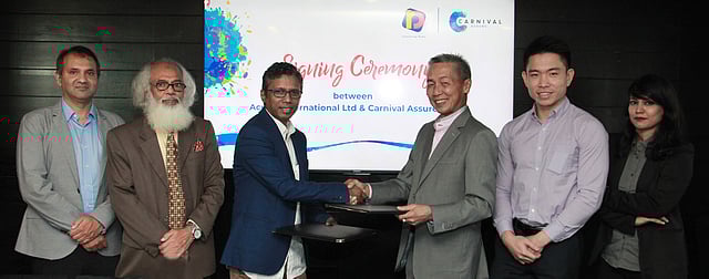 কার্নিভাল অ্যাসিউর ও অ্যাকিউরা ইন্টারন্যাশনালের কর্মকর্তারা চুক্তি সই করেন। ছবি: সংগৃহীত।