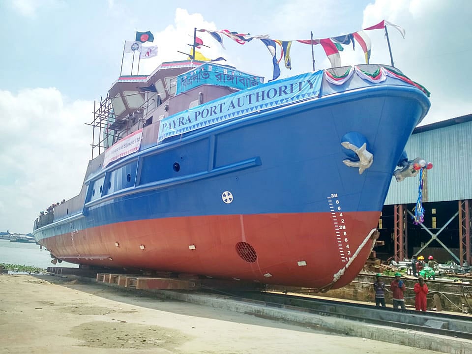 নারায়ণগঞ্জের মেঘনাঘাটে আনন্দ শিপইয়ার্ডে আনুষ্ঠানিকভাবে নৌযান ‘রাঙ্গাবালী’র উদ্বোধনের পর পানিতে ভাসানো হয়। এক মাসের মধ্যে এটি পায়রা বন্দরে পৌঁছাবে। ছবি: সংগৃহীত