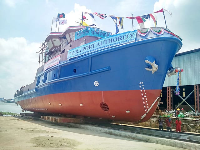 নারায়ণগঞ্জের মেঘনাঘাটে আনন্দ শিপইয়ার্ডে আনুষ্ঠানিকভাবে নৌযান ‘রাঙ্গাবালী’র উদ্বোধনের পর পানিতে ভাসানো হয়। এক মাসের মধ্যে এটি পায়রা বন্দরে পৌঁছাবে। ছবি: সংগৃহীত