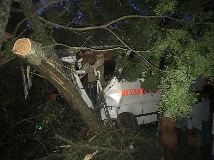 বাস-ট্রাকের মুখোমুখি সংঘর্ষে বাসের সামনের অংশ দুমড়েমুচড়ে যায়। কেচুয়াডুবি, মাগুরা সদর, ৫ সেপ্টেম্বর। ছবি: কাজী আশিক রহমান।