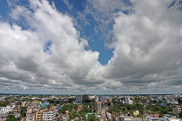 নীল আকাশে পেঁজা তুলোর মতো মেঘ।