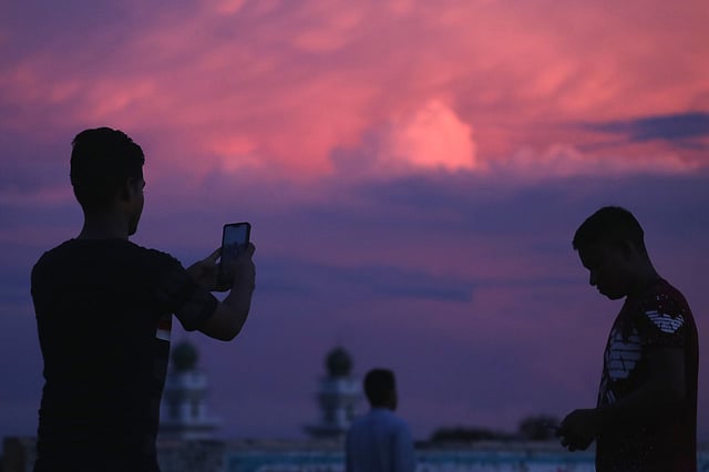 গোধূলিলগ্নে অনেকেই সেলফি তোলেন।