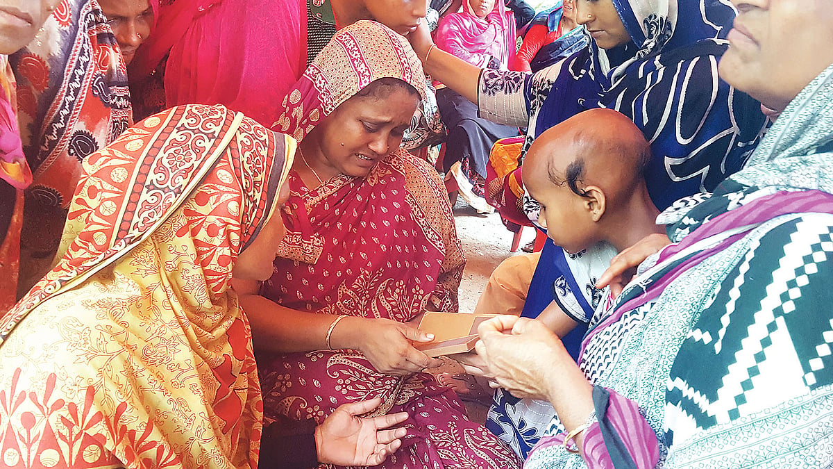 মুঠোফোনে ছবি দেখে প্রবাসী মোহাম্মদ রফিকের স্বজনদের আহাজারি। চট্টগ্রামের বাঁশখালীর কাথারিয়ার বাগমারায় গতকাল বেলা ১১টায়। প্রথম আলো