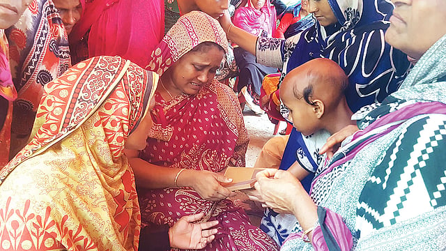 মুঠোফোনে ছবি দেখে প্রবাসী মোহাম্মদ রফিকের স্বজনদের আহাজারি। চট্টগ্রামের বাঁশখালীর কাথারিয়ার বাগমারায় গতকাল বেলা ১১টায়।  প্রথম আলো