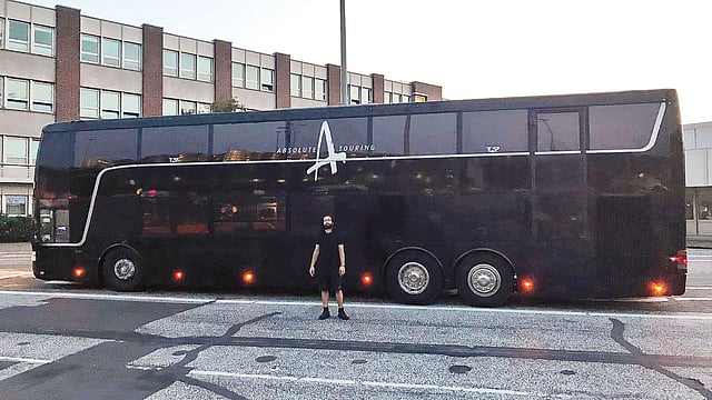 ওয়াকেন ওপেন এয়ারে দেড় লাখ ডলার সমমূল্যের এই বাসেই থেকেছেন ট্রেইনরেকের পাঁচজন