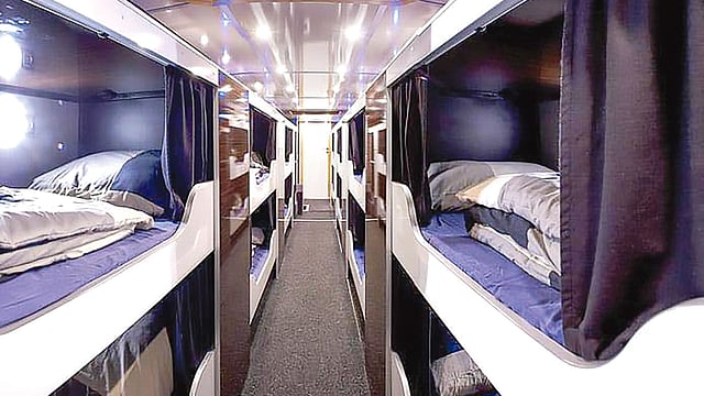 ওয়াকেন ওপেন এয়ারে দেড় লাখ ডলার সমমূল্যের এই বাসেই থেকেছেন ট্রেইনরেকের পাঁচজন