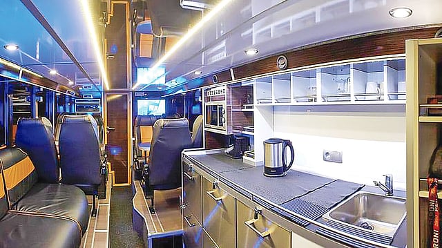 ওয়াকেন ওপেন এয়ারে দেড় লাখ ডলার সমমূল্যের এই বাসেই থেকেছেন ট্রেইনরেকের পাঁচজন