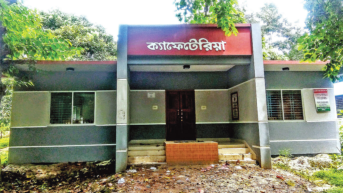 নির্মাণকাজ সম্পন্ন হওয়ার এক বছর পরও চালু হয়নি দিনাজপুর সরকারি কলেজ ক্যাম্পাসের ক্যাফেটেরিয়াটি।  ছবি: প্রথম আলো