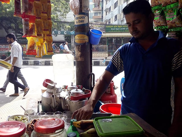 নিজেদের ছোট্ট চায়ের দোকানে আবুল হোসেন। ছবি: লেখক