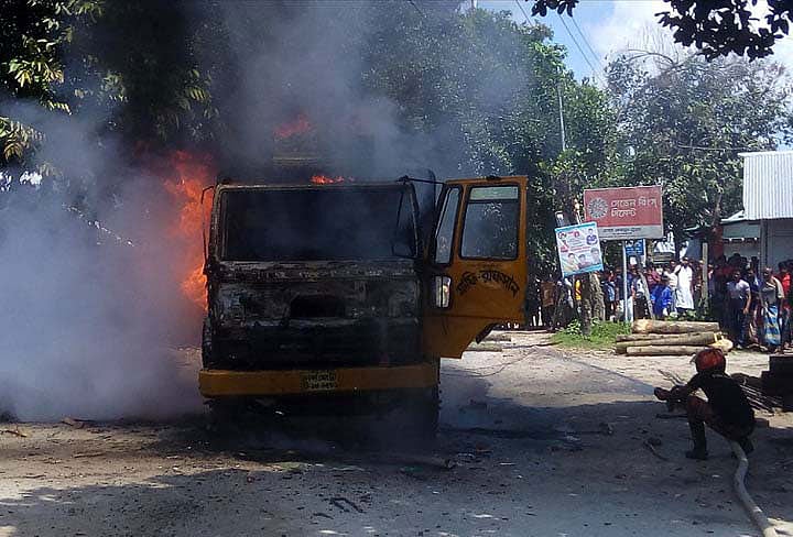 পঞ্চগড়ের তেঁতুলিয়ায় ট্রাকচাপায় এক স্কুলছাত্রীর মৃত্যু হলে স্থানীয় লোকজন ট্রাকটিতে আগুন ধরিয়ে দেন। পরে ফায়ার সার্ভিসের কর্মীরা এসে আগুন নিয়ন্ত্রণে আনেন। তেঁতুলিয়া, পঞ্চগড়, ০৬ সেপ্টেম্বর। ছবি: সংগৃহীত