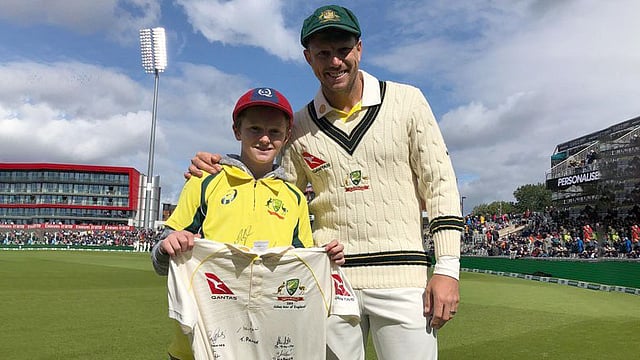 অস্ট্রেলিয়ান পেসার জেমস প্যাটিনসনের সঙ্গে ম্যাক্স ওয়েট। ছবি: ক্রিকেট অস্ট্রেলিয়া