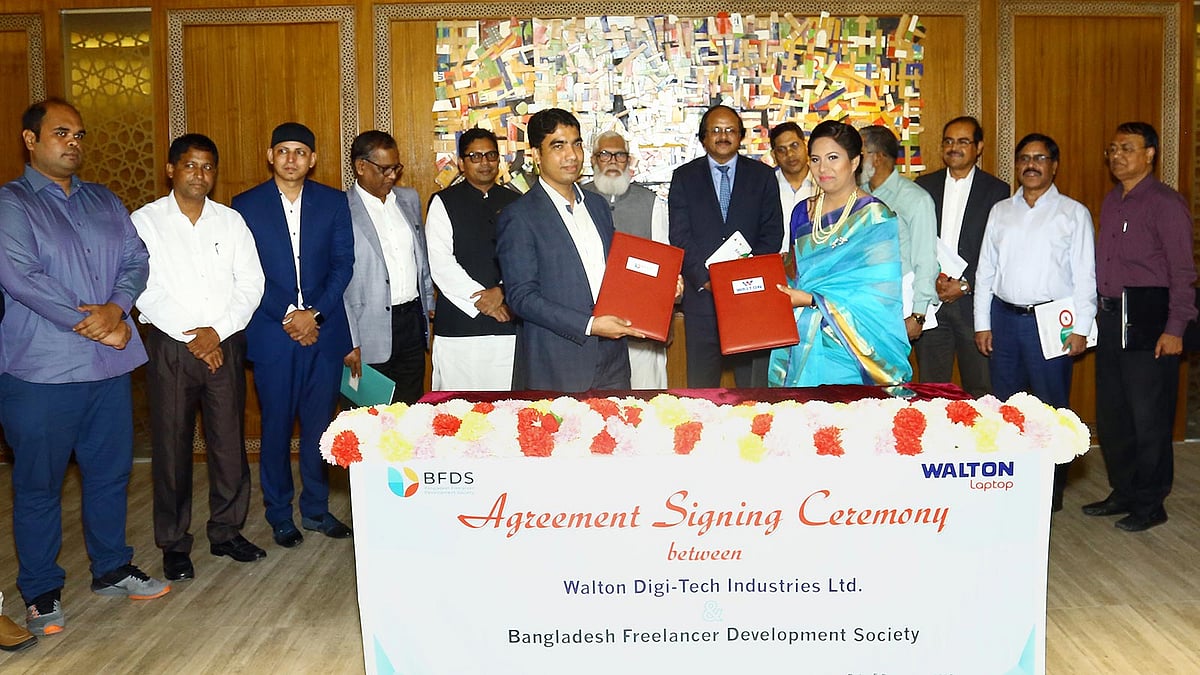 ওয়ালটন ডিজি-টেক ইন্ডাস্ট্রিজ লিমিটেড এবং বাংলাদেশ ফ্রিল্যান্সার ডেভেলপমেন্ট সোসাইটির মধ্যে চুক্তি সই অনুষ্ঠান।