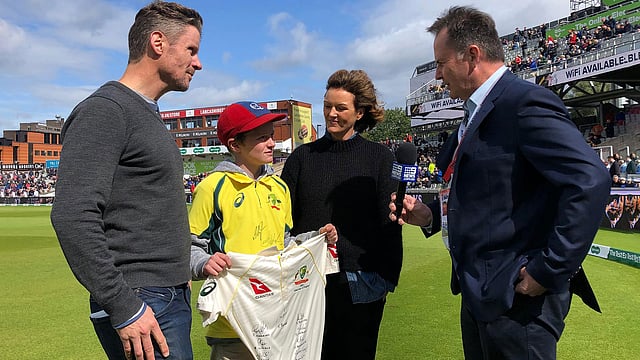 ওল্ড ট্রাফোর্ডে বাবা-মায়ের সঙ্গে ম্যাক্স ওয়েট। ছবি: ক্রিকেট অস্ট্রেলিয়া