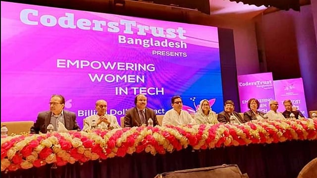 ‘ফ্রিল্যান্সিং জগতে নারীদের দক্ষতা বিকাশ’ শীর্ষক অনুষ্ঠানে নারীদের দক্ষতাবিষয়ক প্রকল্পের উদ্বোধন করা হয়। ছবি: সংগৃহীত।