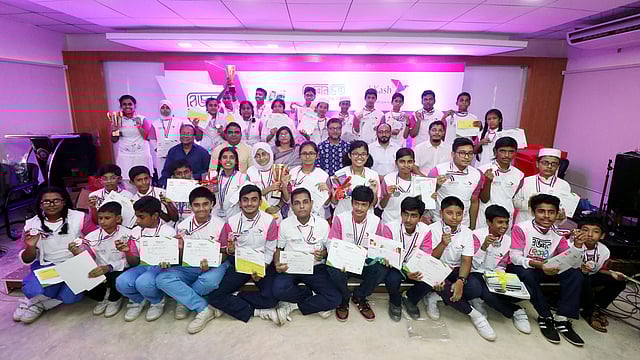 সিলেট অঞ্চলের বিজ্ঞানচিন্তা-বিকাশ বিজ্ঞান উৎসবে অতিথিদের সঙ্গে বিজয়ী শিক্ষার্থীরা। বর্ডার গার্ড পাবলিক স্কুল অ্যান্ড কলেজ, সিলেট, ৭ আগস্ট। ছবি: আনিস মাহমুদ