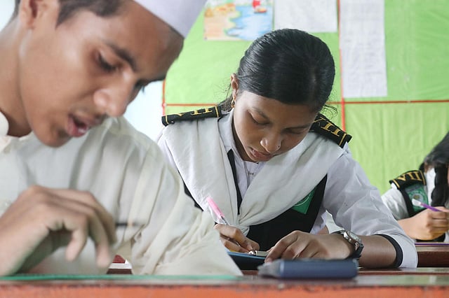 বিজ্ঞানের কুইজ সমাধানে মগ্ন উৎসবে আসা শিক্ষার্থীরা। বর্ডার গার্ড পাবলিক স্কুল অ্যান্ড কলেজ, সিলেট, ৭ আগস্ট। ছবি: আনিস মাহমুদ