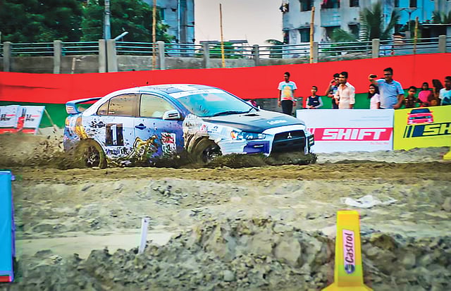 গাড়ি হাঁকিয়ে ছুটছেন অভিক