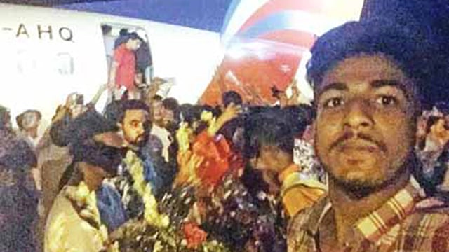 ছাত্রলীগ সভাপতি রেজওয়ানুল হক (উড়োজাহাজের ফটকে) ঢাকায় ফেরার সময় সিলেট জেলা ছাত্রলীগের নেতা-কর্মীরা বিমানবন্দরের রানওয়েতে প্রবেশ করেন। গত বৃহস্পতিবার রাতে সিলেট এম এ জি ওসমানী আন্তর্জাতিক বিমানবন্দরে।  ছবি: সংগৃহীত