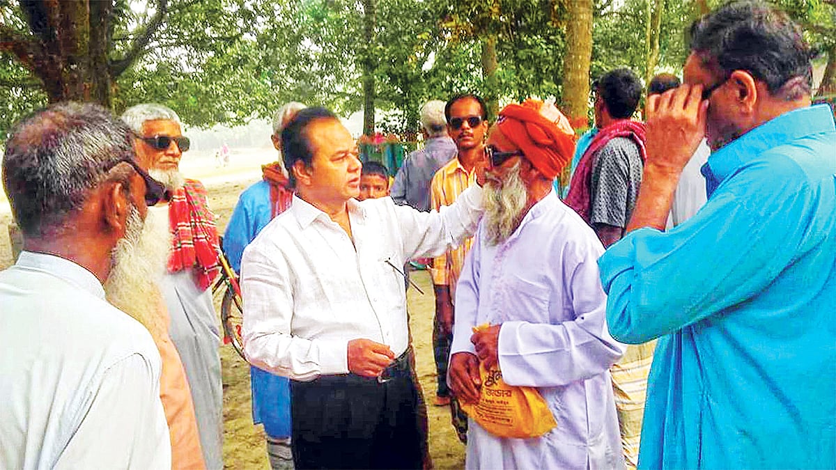 চোখের ছানি অস্ত্রোপচারের পর রোগীদের তদারক করছেন আমিনুল ইসলাম (মাঝে)। সম্প্রতি চাঁপাইনবাবগঞ্জ সদরের কৃষ্ণগোবিন্দপুর ডিগ্রি কলেজ প্রাঙ্গণে। ছবি: প্রথম আলো