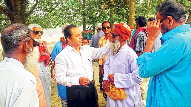 চোখের ছানি অস্ত্রোপচারের পর রোগীদের তদারক করছেন আমিনুল ইসলাম (মাঝে)। সম্প্রতি চাঁপাইনবাবগঞ্জ সদরের কৃষ্ণগোবিন্দপুর ডিগ্রি কলেজ প্রাঙ্গণে।  ছবি: প্রথম আলো