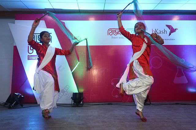 বিজ্ঞানচিন্তা-বিকাশ বিজ্ঞান উৎসবের সিলেট পর্বের সাংস্কৃতিক অনুষ্ঠানে নৃত্য পরিবেশন করে দুই শিক্ষার্থী। বর্ডার গার্ড পাবলিক স্কুল অ্যান্ড কলেজ, সিলেট, ৭ আগস্ট। ছবি: আনিস মাহমুদ