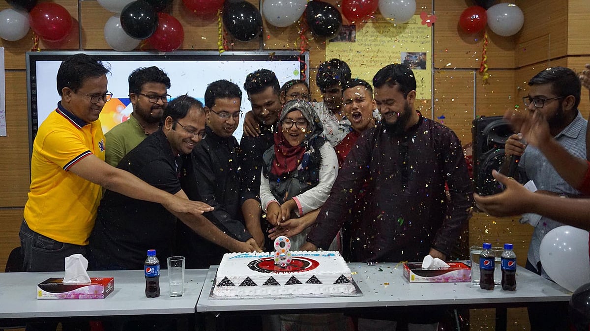 নানা অনুষ্ঠানে দিনব্যাপী ক্যামব্রিয়ান ডিবেটিং সোসাইটির অষ্টম প্রতিষ্ঠাবার্ষিকীতে পালন করেছে। ক্যামব্রিয়ান ক্যাম্পাস ৬, টাওয়ার ক্যাম্পাস, ঢাকা। ছবি: প্রেস বিজ্ঞপ্তি