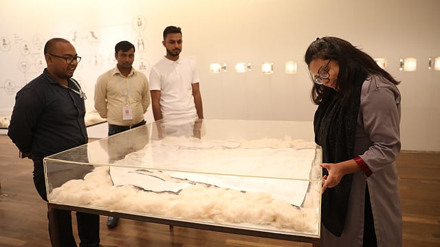 প্রদর্শনী ঘুরে দেখছেন দর্শনার্থীরা।