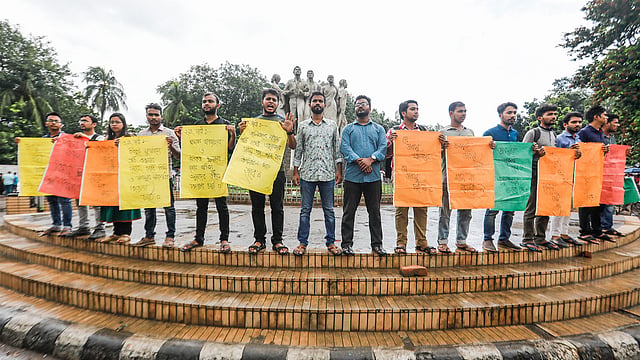 ঢাকা বিশ্ববিদ্যালয় ক্যাম্পাসে আয়োজিত মানববন্ধনে বাংলাদেশ সাধারণ ছাত্র অধিকার সংরক্ষণ পরিষদের নেতা-কর্মীরা। ছবি: প্রথম আলো
