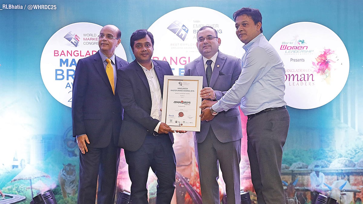 বাংলাদেশ মাস্টার ব্র্যান্ড অ্যাওয়ার্ড-২০১৯-এর ব্র্যান্ড লিডারশিপ অ্যাওয়ার্ড পেল প্রথম আলো ডিজিটাল। ভারত ভিত্তিক প্রতিষ্ঠান ওয়ার্ল্ড মার্কেটিং কংগ্রেস ও সিএমও এশিয়া যৌথভাবে পুরস্কারটি দিয়েছে। হোটেল সোনারগাঁও, ঢাকা, ৮ সেপ্টেম্বর। ছবি: সাবিনা ইয়াসমিন