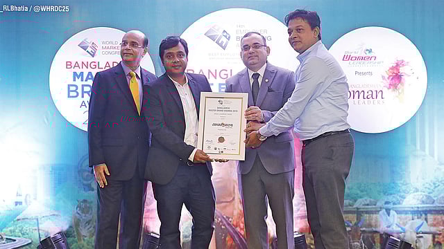 বাংলাদেশ মাস্টার ব্র্যান্ড অ্যাওয়ার্ড-২০১৯-এর ব্র্যান্ড লিডারশিপ অ্যাওয়ার্ড পেল প্রথম আলো ডিজিটাল। ভারত ভিত্তিক প্রতিষ্ঠান ওয়ার্ল্ড মার্কেটিং কংগ্রেস ও সিএমও এশিয়া যৌথভাবে পুরস্কারটি দিয়েছে। হোটেল সোনারগাঁও, ঢাকা, ৮ সেপ্টেম্বর। ছবি: সাবিনা ইয়াসমিন