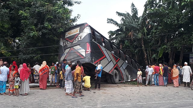 সড়কের পাশের রেলিং ভেঙে খাদে পড়ে যায় বাসটি। ছবি: প্রথম আলো