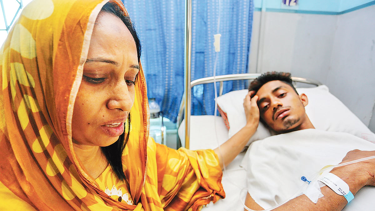 তিন দিন আগে বাসচাপায় স্বামী হারিয়েছেন রুমানা সুলতানা। আর একই কোম্পানির বাসের চাপায় গুরুতর আহত ছেলে ইয়াসির আলভি এখন হাসপাতালের বিছানায়। গতকাল বিকেলে শ্যামলীর ট্রমা সেন্টারে।  ছবি: জাহিদুল করিম