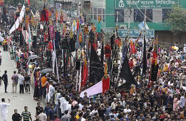 পুবের আকাশে সূর্য উঁকি দেওয়ার সঙ্গে সঙ্গে দলে দলে মানুষ এসে যোগ দেন তাজিয়া মিছিলে।