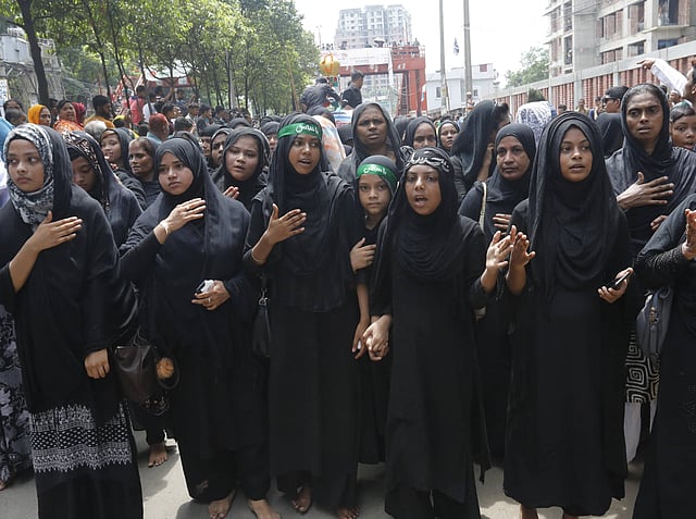 শোকের মিছিলে বড়দের সঙ্গে কিশোরীরাও অংশ নেয়।