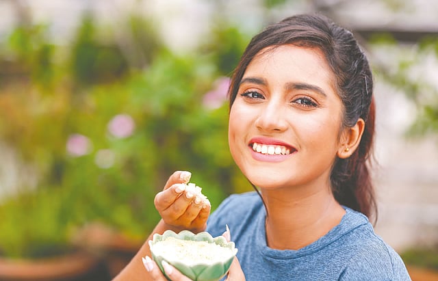 রূপচর্চায় বেসনের ব্যবহার অনেক আগে েথকেই। মডেল: মৌসুম, ছবি: নকশা