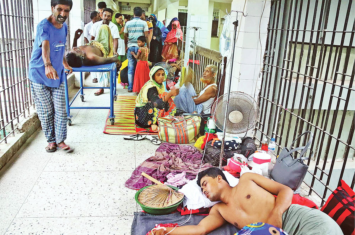 যশোরে ডেঙ্গু রোগীর চাপ বেড়েছে। স্থান সংকুলান না হওয়ায় রোগীদের ওয়ার্ডের মেঝে, বারান্দা ও সিঁড়ির নিচে রাখতে হচ্ছে। গতকাল যশোর ২৫০ শয্যা জেনারেল হাসপাতালে। ছবি: প্রথম আলো