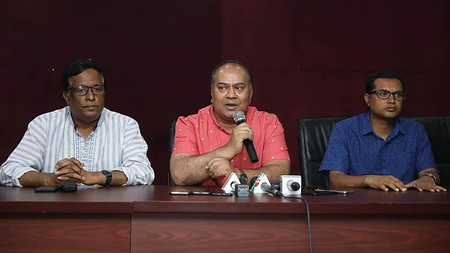 সংবাদ সম্মেলনে বক্তব্য রাখছেন ঢাকা বিশ্ববিদ্যালয়ের ব্যবসায় শিক্ষা অনুষদের ডিন শিবলী রুবাইয়াতুল ইসলাম। হাবিবুল্লাহ বাহার সম্মেলন কক্ষ, ঢাবি, ১০ সেপ্টেম্বর। ছবি: আবদুস সালাম