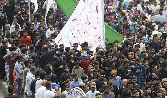 বুকের গভীরে কারবালার প্রান্তরে ঘটে যাওয়া সেই মর্মান্তিক দিনটি অনুভবের চেষ্টা।