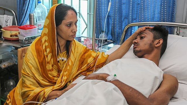 একমাত্র ছেলে ইয়াসির আলভী বাসের চাপায় গুরুতর আহত হয়ে ভর্তি ট্রমা সেন্টারে। ছেলের পঙ্গু হয়ে যাবে কি না, সেই শঙ্কায় রয়েছেন রুমানা সুলতানা। ছবি: প্রথম আলো ফাইল ছবি