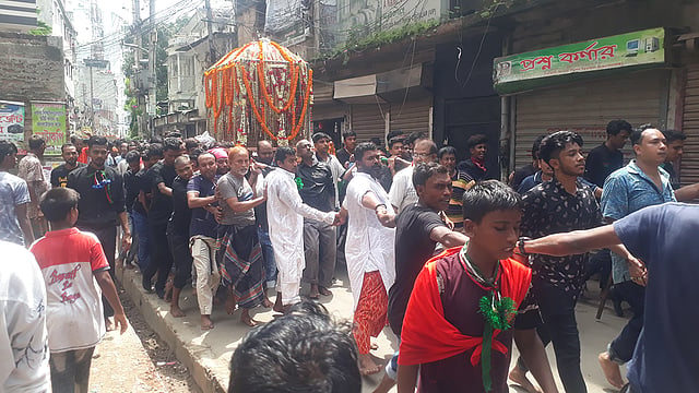 হোসেনি দালান থেকে বের হওয়া শোক মিছিল। ছবি: আসাদুজ্জামান